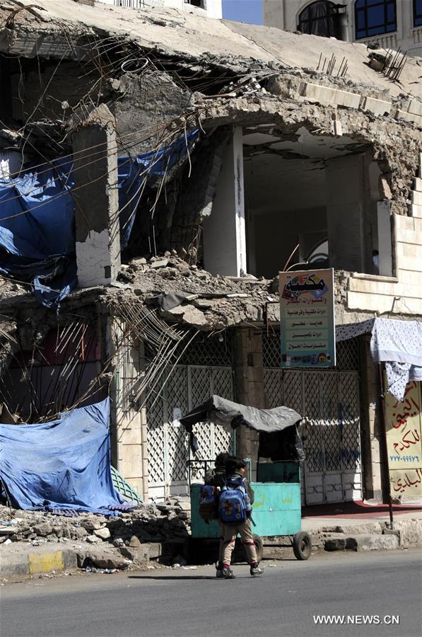 الصورة: مقتل 6 أشخاص في غارة جوية أصابت مدرسة شرق صنعاء