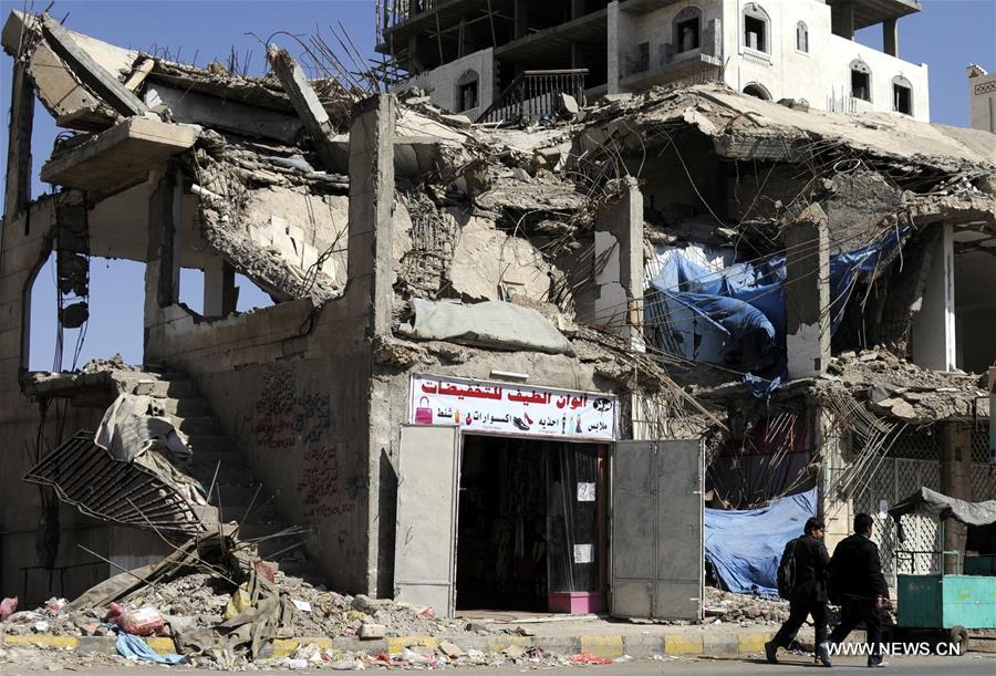 الصورة: مقتل 6 أشخاص في غارة جوية أصابت مدرسة شرق صنعاء