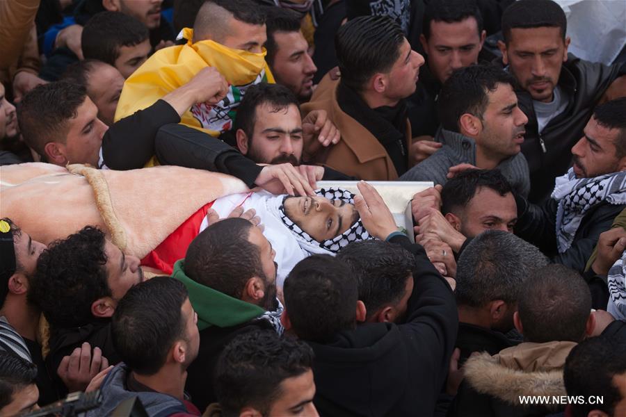 الصورة: تشييع جثمان شاب فلسطيني قتل برصاص الجيش الإسرائيلي بالضفة الغربية