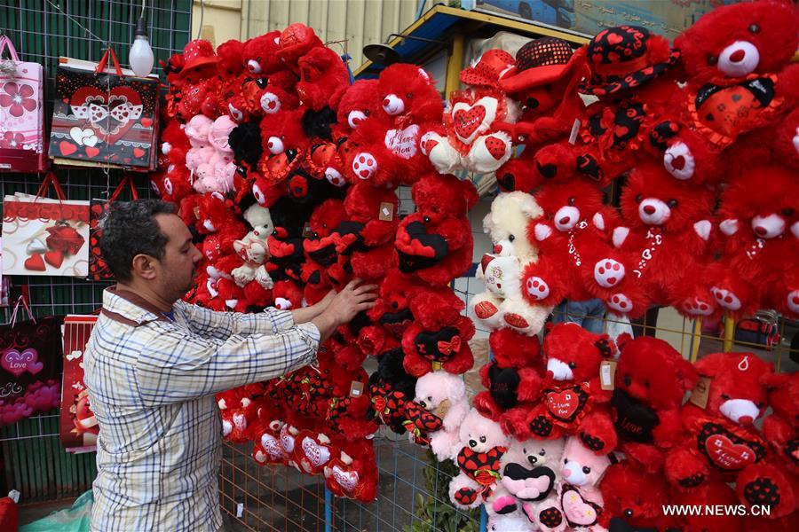 الصورة: الهدايا والورود تملأ شوارع القاهرة بمناسبة عيد الحب