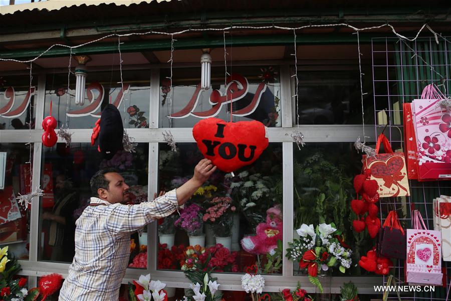 الصورة: الهدايا والورود تملأ شوارع القاهرة بمناسبة عيد الحب