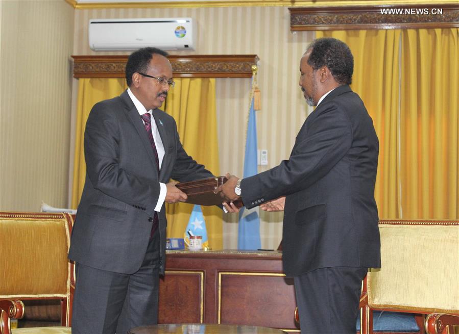 الصورة: الرئيس الصومالي الجديد يتسلم مقاليد السلطة