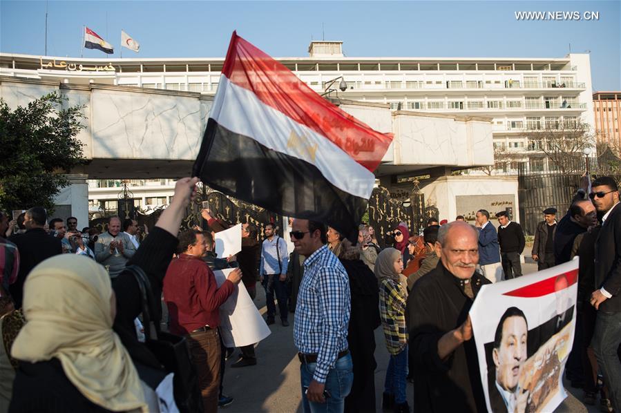 الصورة: أنصار مبارك يحتفلون ببرائته أمام مستشفى المعادي العسكري