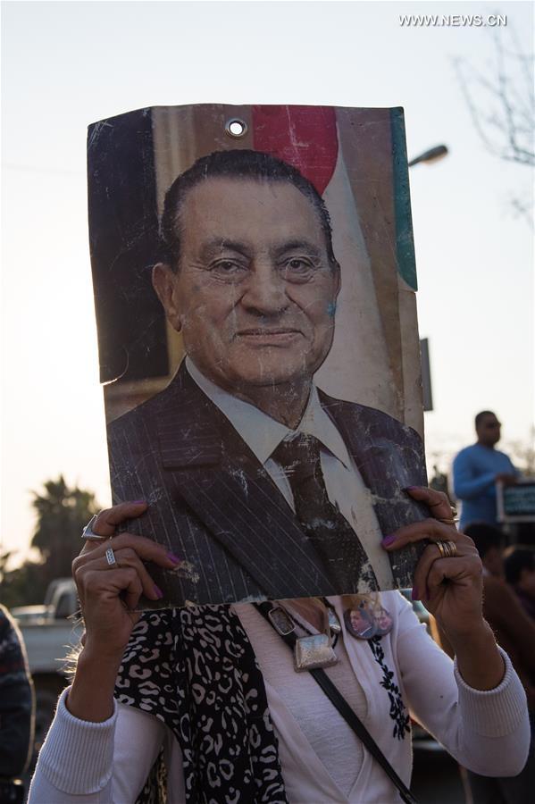 الصورة: أنصار مبارك يحتفلون ببرائته أمام مستشفى المعادي العسكري
