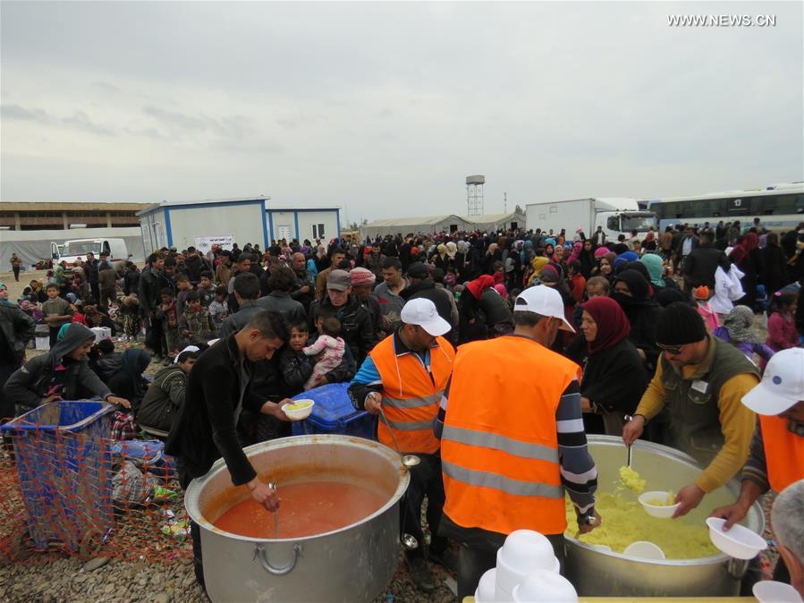 الصورة: توزيع مساعدات إنسانية وإغاثية بين أهالي الموصل