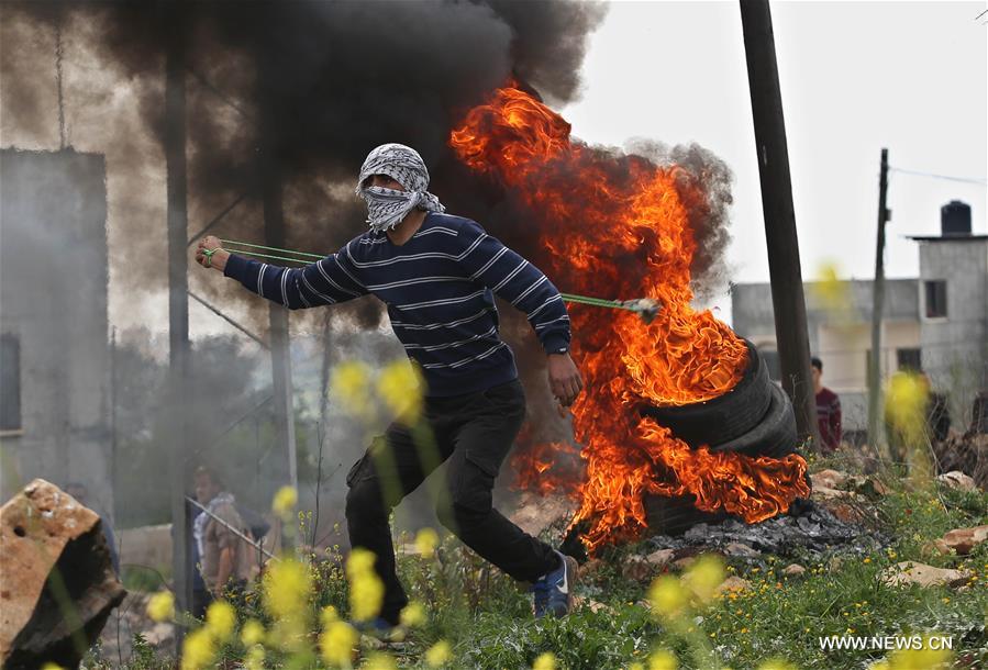 الصورة: مواجهات بين متظاهرين فلسطينيين وجنود إسرائيليين في الضفة الغربية 