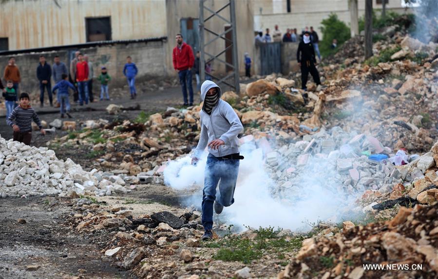 الصورة: مواجهات بين متظاهرين فلسطينيين وجنود إسرائيليين في الضفة الغربية 