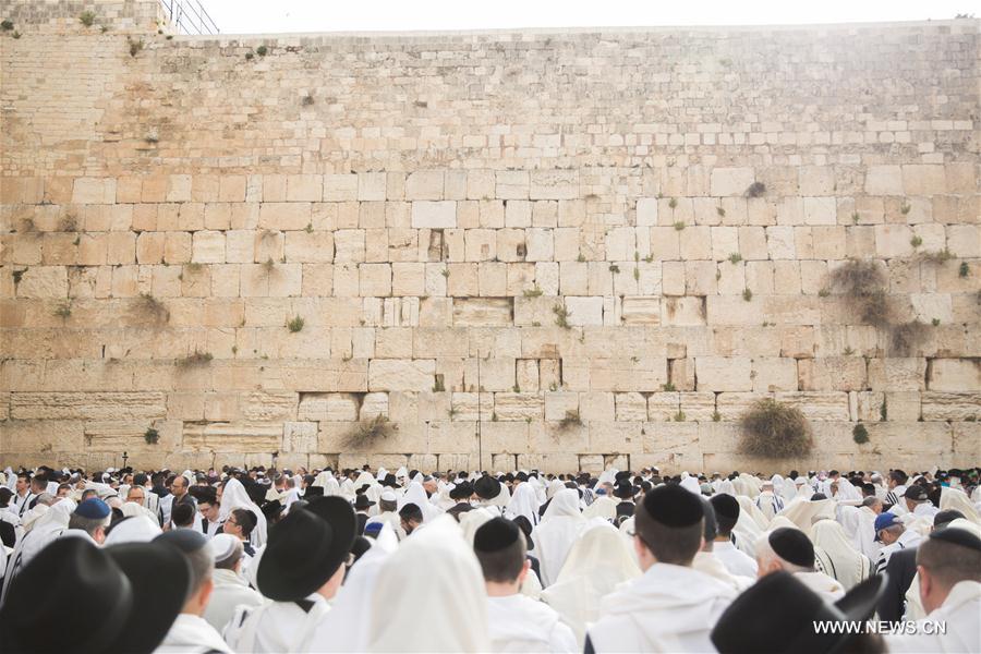 الصورة: اليهود الأرثوذوكس يحتفلون بـ"عيد الفصح" في القدس