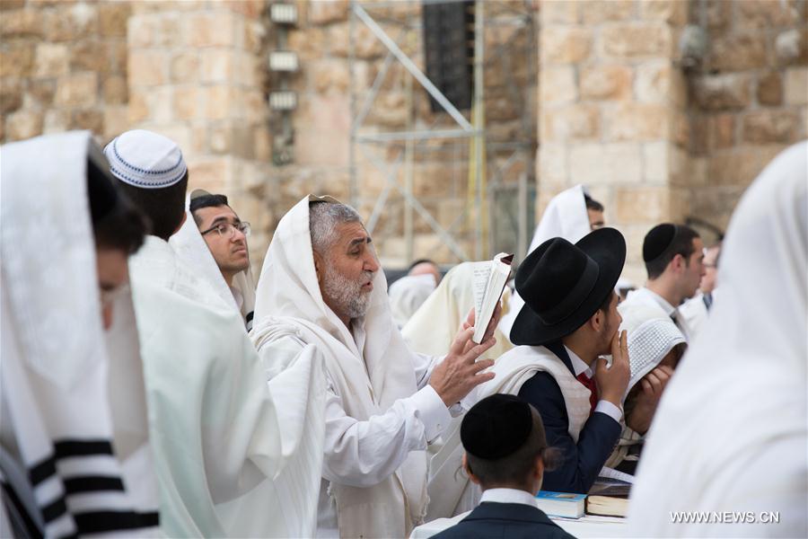 الصورة: اليهود الأرثوذوكس يحتفلون بـ"عيد الفصح" في القدس