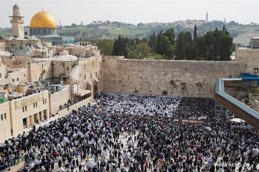 الصورة: اليهود الأرثوذوكس يحتفلون بـ"عيد الفصح" في القدس