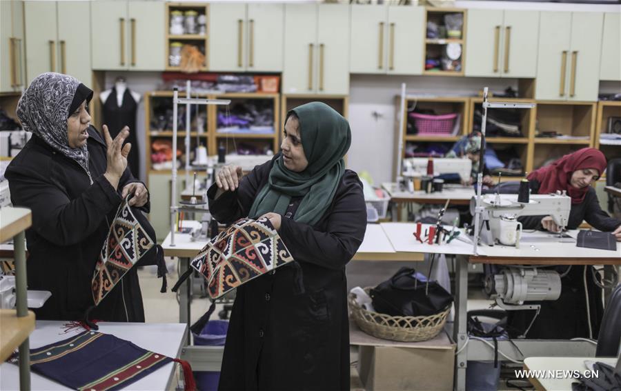 الصورة: فلسطينيون من الصُم يعملون في صناعات مختلفة بغزة