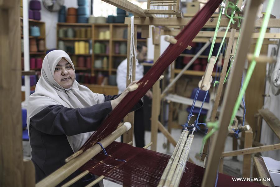 الصورة: فلسطينيون من الصُم يعملون في صناعات مختلفة بغزة