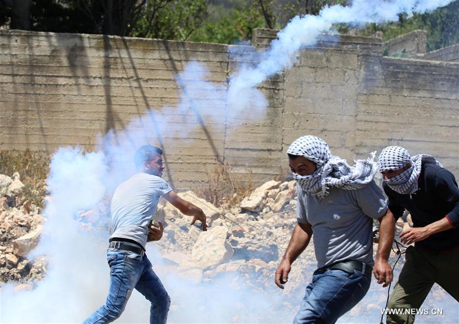 الصورة: مواجهات بين متظاهرين فلسطينيين وجنود إسرائيليين في الضفة الغربية