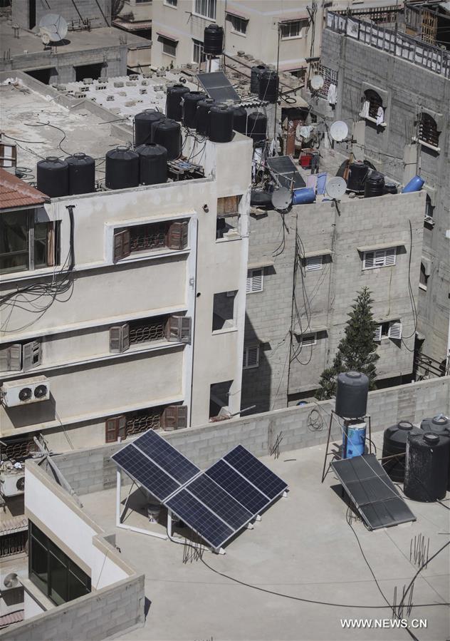الصورة: فلسطينيون يستعينون بالطاقة الشمسية لحل أزمة الكهرباء