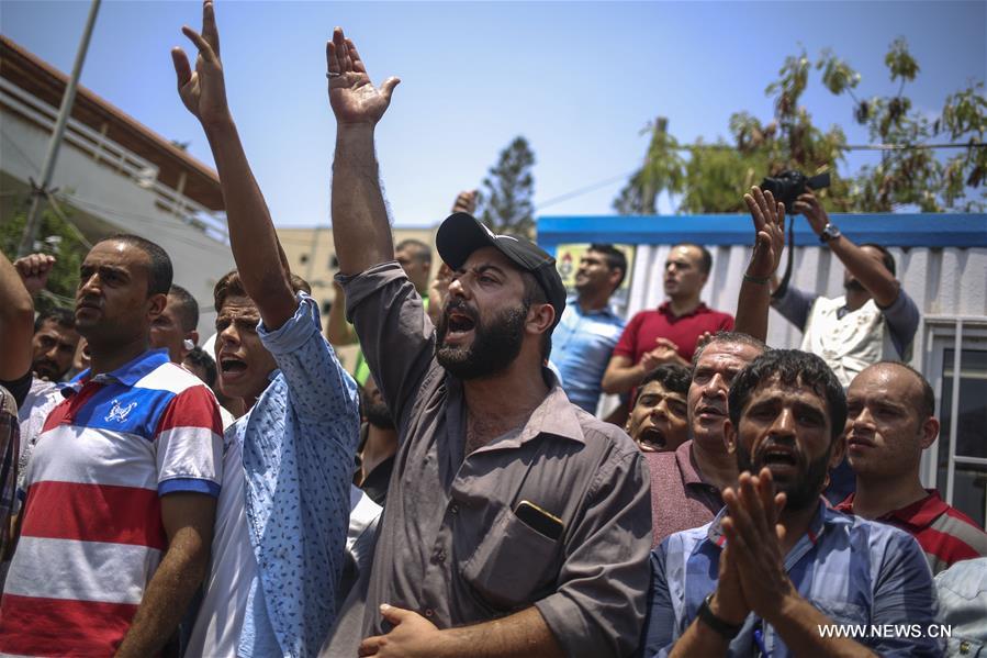 الصورة: فلسطينيون في غزة يتظاهرون ضد إغلاق المسجد الأقصى في القدس