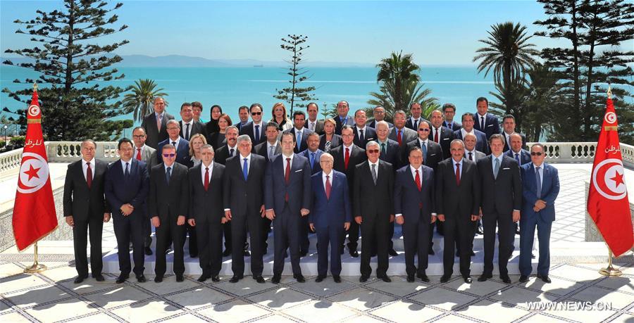 الصورة: الأعضاء الجدد في الحكومة التونسية يؤدون اليمين الدستورية