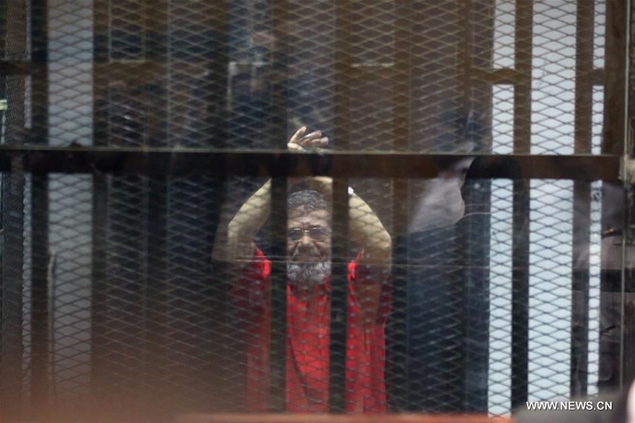الصورة: محكمة مصرية تحكم بالسجن المؤبد على مرسي فى قضية التخابر مع قطر