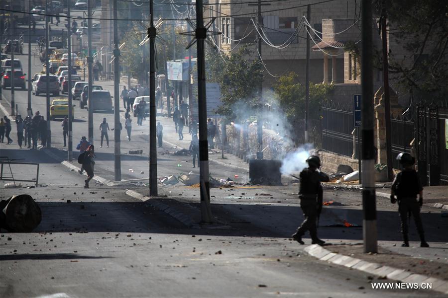الصورة: مواجهات بين متظاهرين فلسطينيين وجنود إسرائيليين في الضفة الغربية