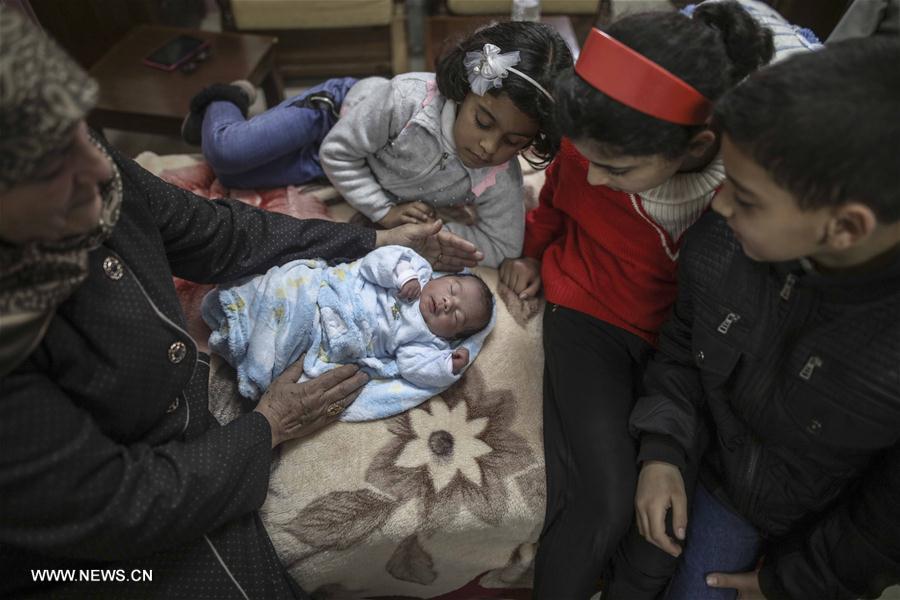 الصورة: أسير فلسطيني يُرزق بمولود عبر "النطف المهربة"