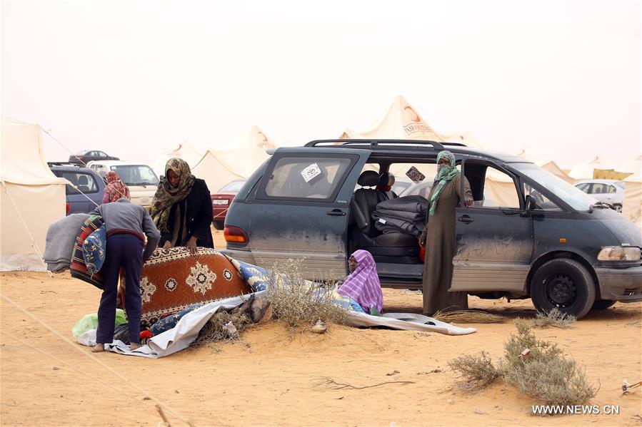 الصورة: مهجرو تاورغاء الليبية يفترشون الصحراء في انتظار عودتهم المتعثرة