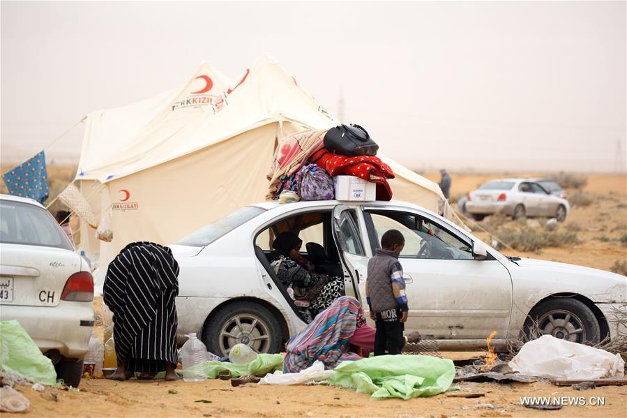 الصورة: مهجرو تاورغاء الليبية يفترشون الصحراء في انتظار عودتهم المتعثرة