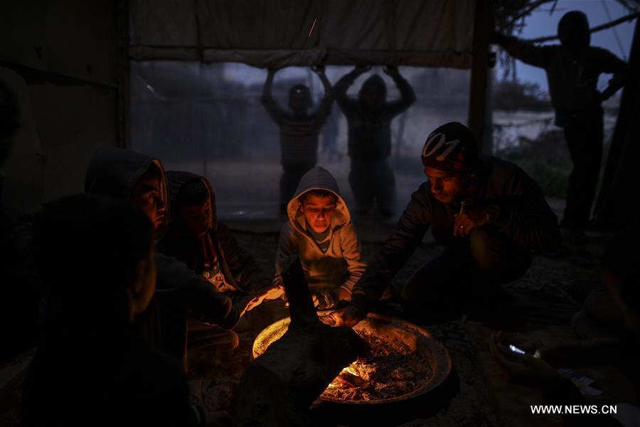 الصورة: فلسطينيون يعانون تدهور الأوضاع الإنسانية في غزة 