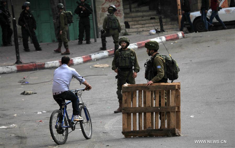 الصورة: الضفة الغربية تشهد مواجهات بين متظاهرين فلسطينيين وجنود إسرائيليين