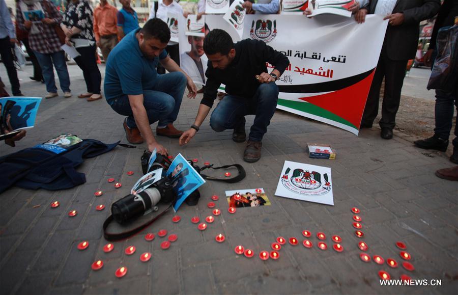 الصورة: وقفة بالشموع في نابلس احتجاجًا على مقتل صحفي فلسطيني