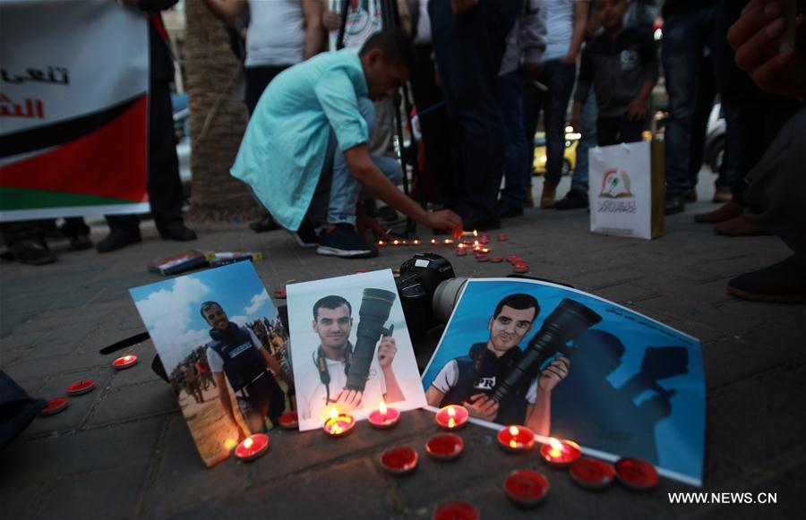 الصورة: وقفة بالشموع في نابلس احتجاجًا على مقتل صحفي فلسطيني