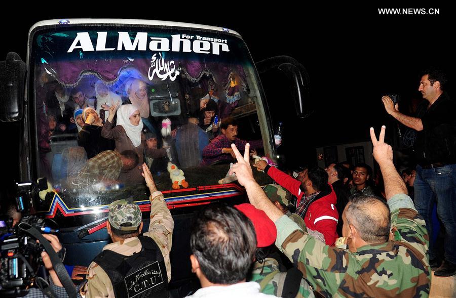 الصورة: وصول أول حافلة تنقل مسلحين ومعتقلين لدى جيش الإسلام إلى ممر الوافدين