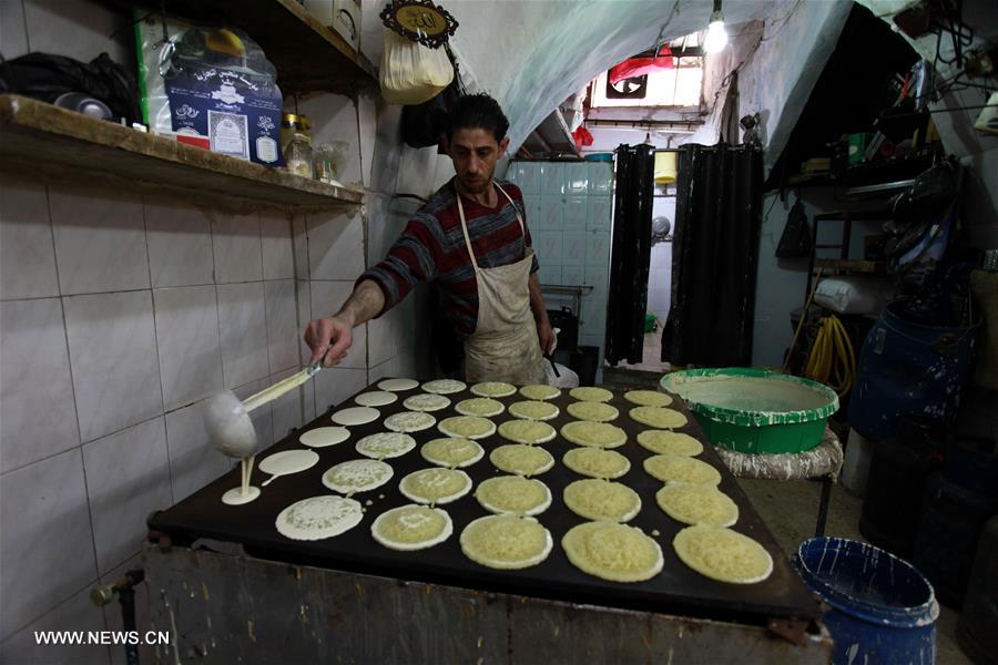 الصورة: صناعة الحلوى التقليدية في الضفة الغربية خلال أول أيام رمضان 