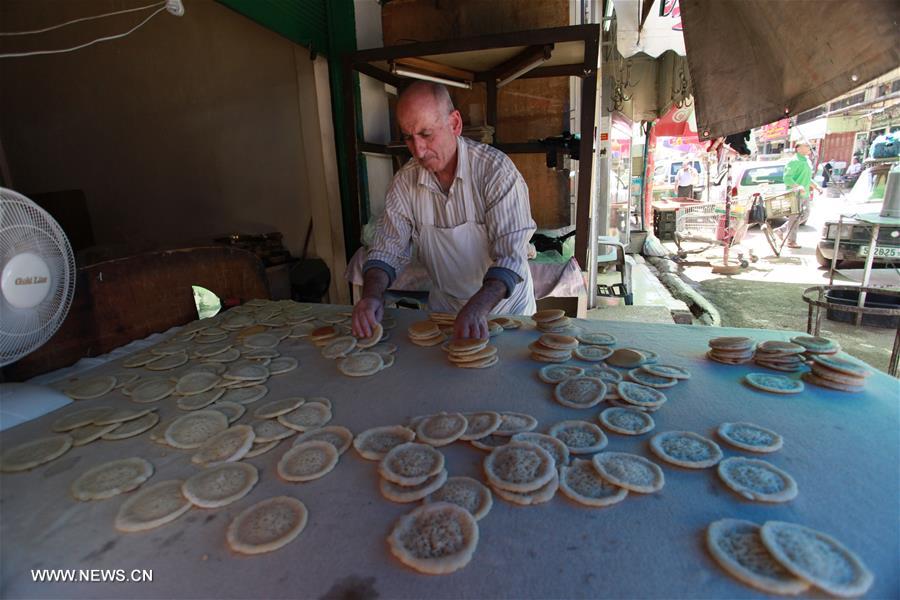 الصورة: صناعة الحلوى التقليدية في الضفة الغربية خلال أول أيام رمضان 