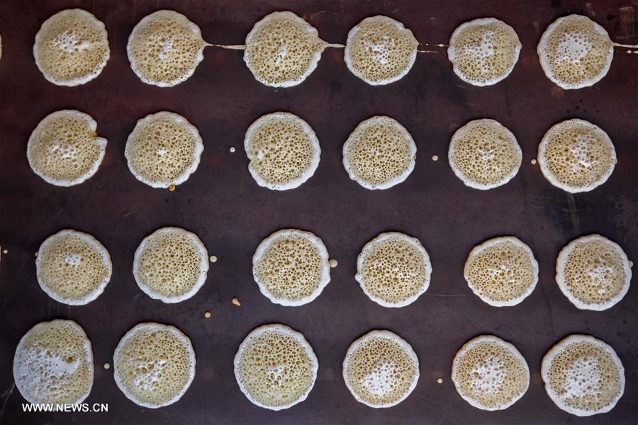 الصورة: صناعة الحلوى التقليدية في الضفة الغربية خلال أول أيام رمضان
