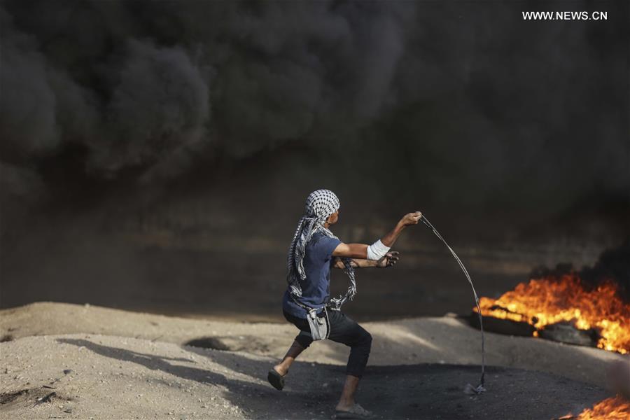 اشتباكات بين متظاهرين على الحدود بين غزة وإسرائيل 