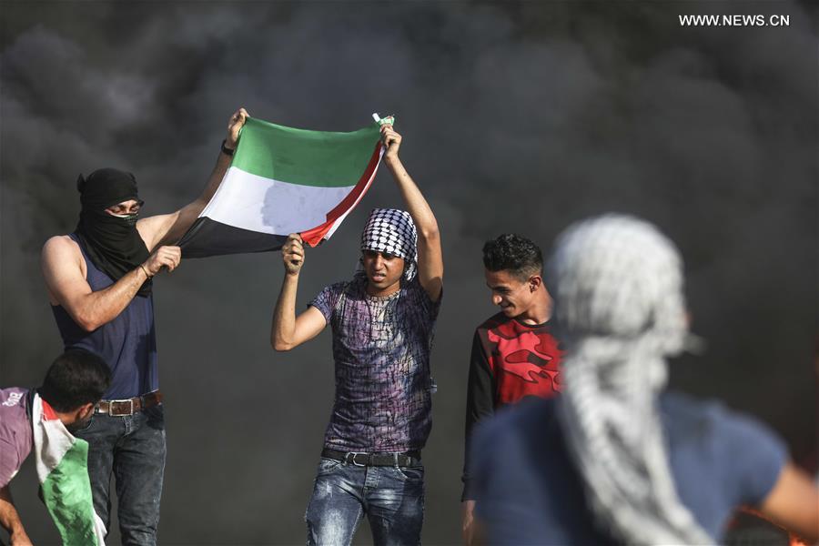 الصورة: اشتباكات بين متظاهرين على الحدود بين غزة وإسرائيل 