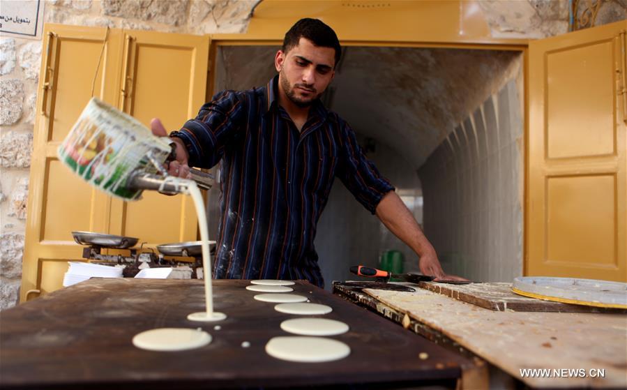الصورة: صناعة الحلوى التقليدية في الضفة الغربية خلال شهر رمضان