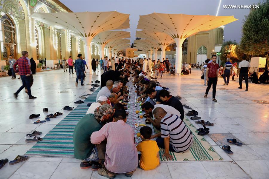 الصورة: إفطار جماعي للصائمين في العراق