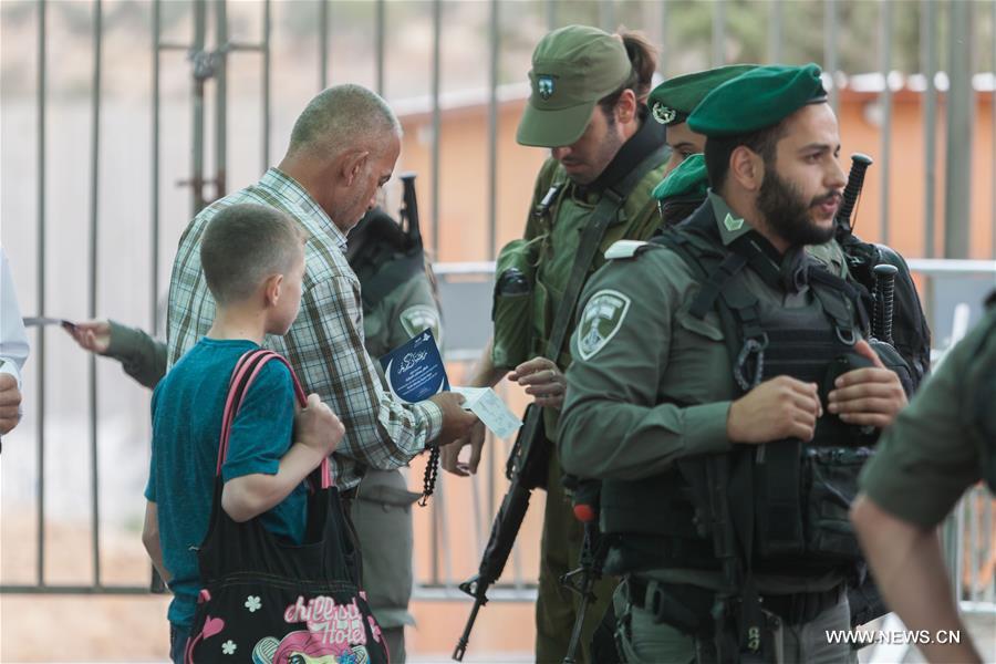 الصورة: الضفة الغربية: تشديدات أمنية إسرائيلية في ثاني جمعة من شهر رمضان