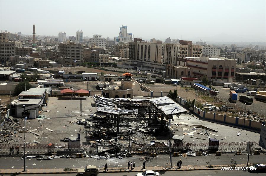 الصورة: ثلاثة قتلى على الأقل في قصف للتحالف العربي طال مبنى شركة النفط اليمنية في صنعاء