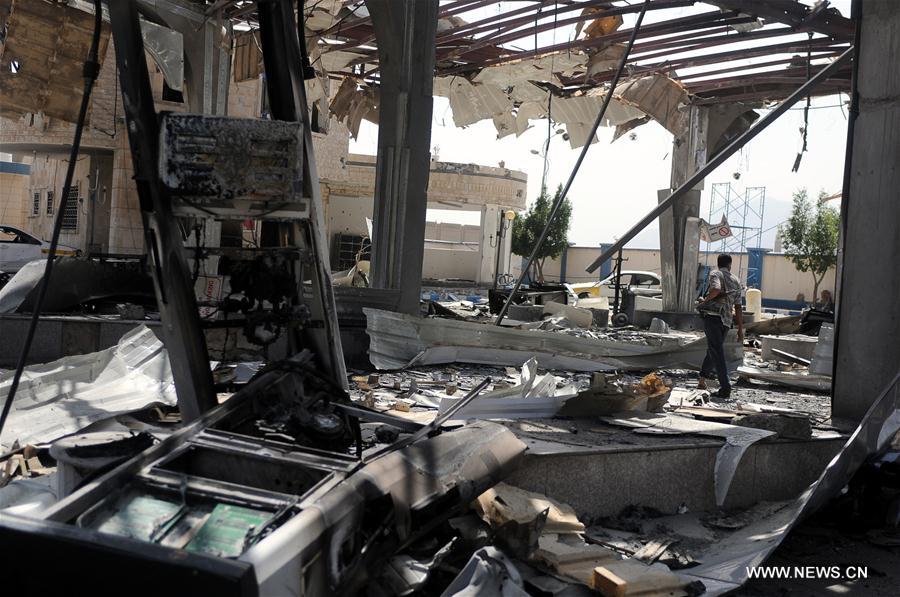 الصورة: ثلاثة قتلى على الأقل في قصف للتحالف العربي طال مبنى شركة النفط اليمنية في صنعاء