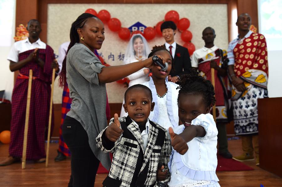 （国际·编辑连线）（3）一对90后中国新人的非洲工地婚礼