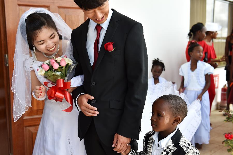 （国际·编辑连线）（2）一对90后中国新人的非洲工地婚礼