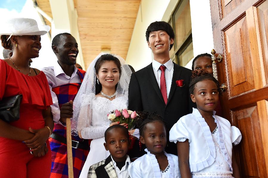 （国际·编辑连线）（4）一对90后中国新人的非洲工地婚礼