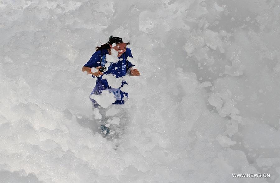 #（晚报）（3）山东烟台上演&ldquo;泡泡&rdquo;狂欢