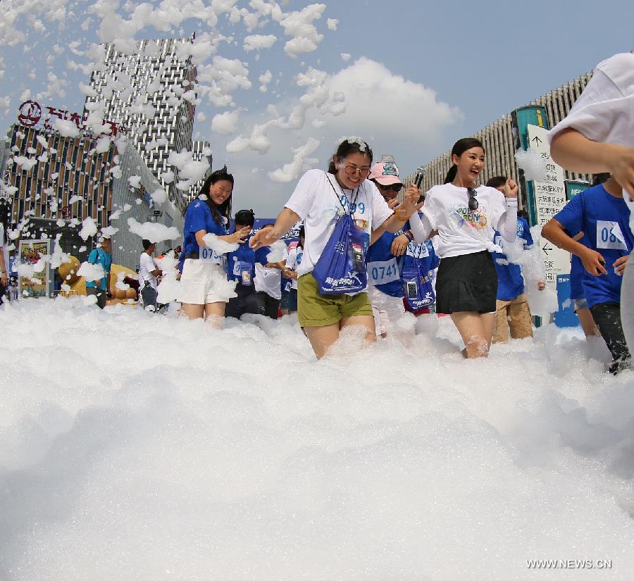 #（晚报）（1）山东烟台上演&ldquo;泡泡&rdquo;狂欢
