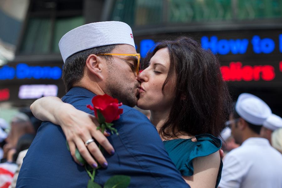 U.S.-NEW YORK-TIMES SQUARE-KISS-IN-WWII VICTORY