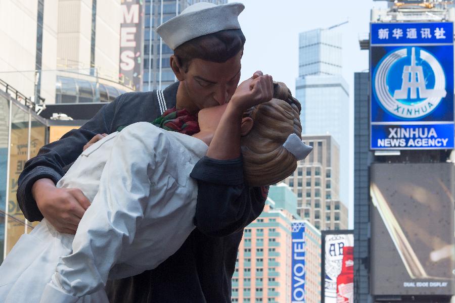 U.S.-NEW YORK-TIMES SQUARE-KISS-IN-WWII VICTORY