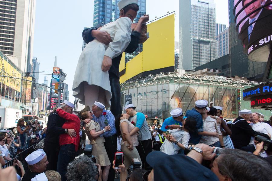 U.S.-NEW YORK-TIMES SQUARE-KISS-IN-WWII VICTORY