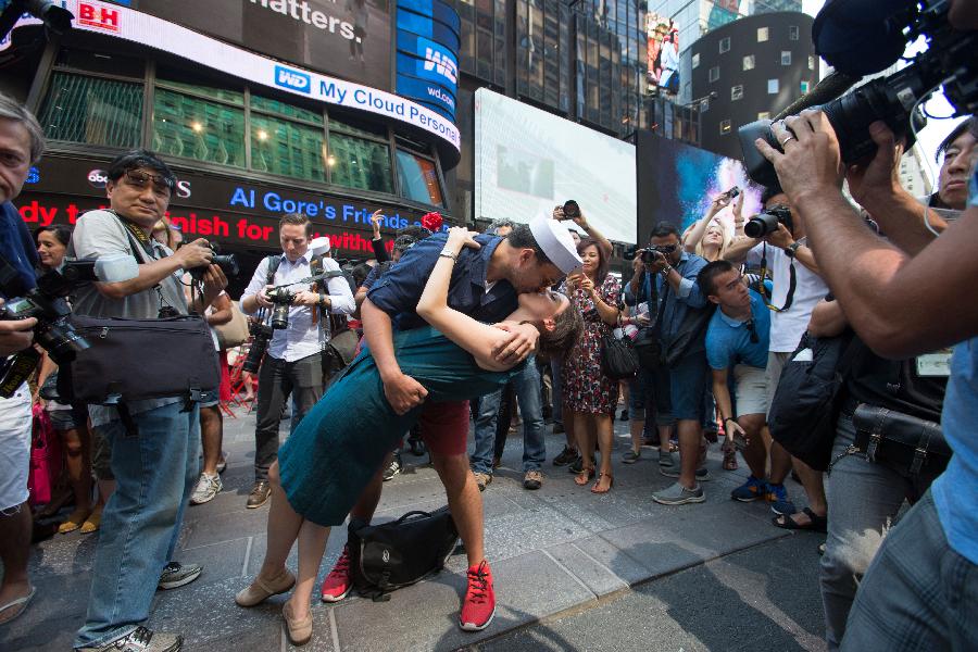 U.S.-NEW YORK-TIMES SQUARE-KISS-IN-WWII VICTORY