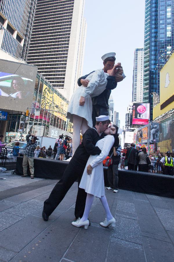 U.S.-NEW YORK-TIMES SQUARE-KISS-IN-WWII VICTORY